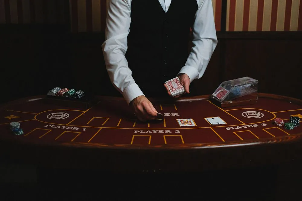 Blackjack-inspired evening concept detail
